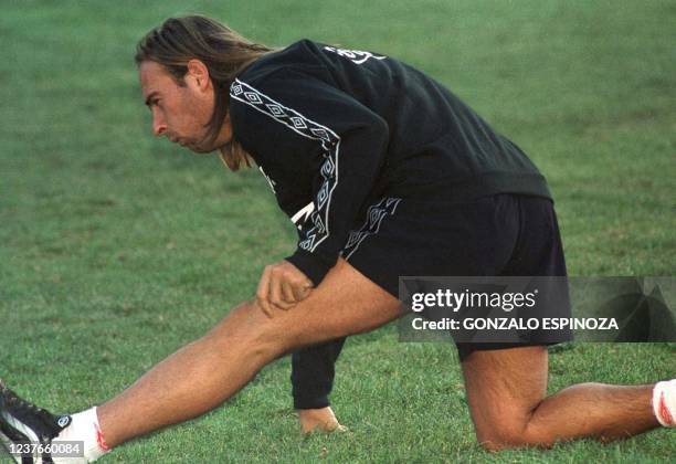 Sebastian Rozental of the Chilean soccer team warms up 12 July, 2000 at the Bolivar Stadium in La Paz, Bolivia. El atacante Sebastian Rozenthal, de...