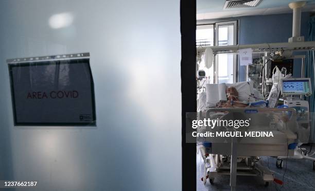 Patients lays in bed at the Covid-19 intensive care unit of the Cremona hospital, in Cremona, northern Italy, on January 11, 2022. - Italy's Prime...