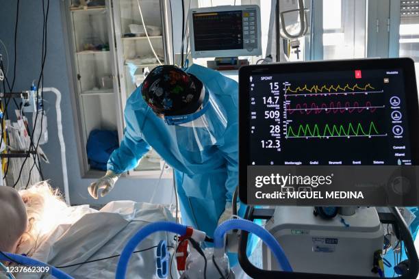 Members of the medical staff wearing personal protective equipment tend to a patient in the Covid-19 intensive care unit of Cremona hospital, in...