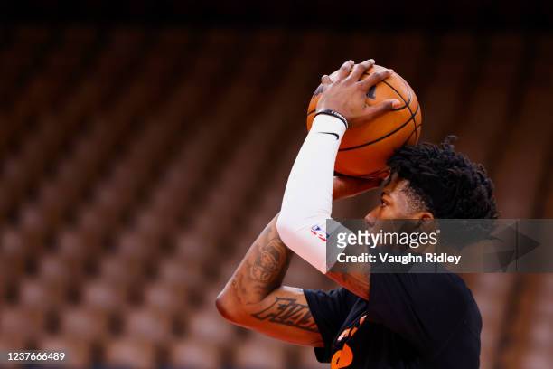Elfrid Payton of the Phoenix Suns warms up before the game against the Toronto Raptors on January 11, 2022 at the Scotiabank Arena in Toronto,...