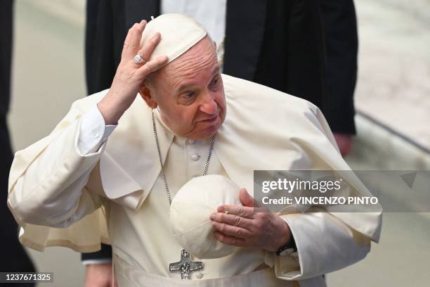 Pope Cap Making Pope Cap Photos and Premium High Res Pictures - Getty Images