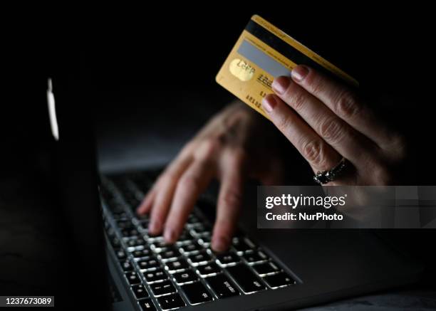7,846 Credit Card Hand Computer Stock Photos, High-Res Pictures, and ...