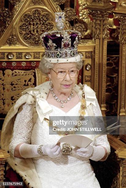 Britain's Queen Elizabeth II addresses her speech to the House of Lords during the State Opening of Parliament 06 December 2000. The speech outlines...