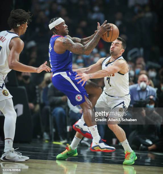 Los Angeles, CA Clippers guard Eric Bledsoe, center, drives to the hoop as he battles Nuggets forward Zeke Nnaji, #22, left, and guard Facundo...