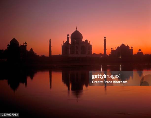 taj mahal at sunset, river yamuna, india - 1992 fotografías e imágenes de stock