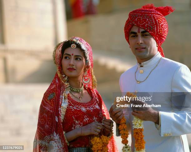 couple in wedding dress, india - 1992 - fotografias e filmes do acervo