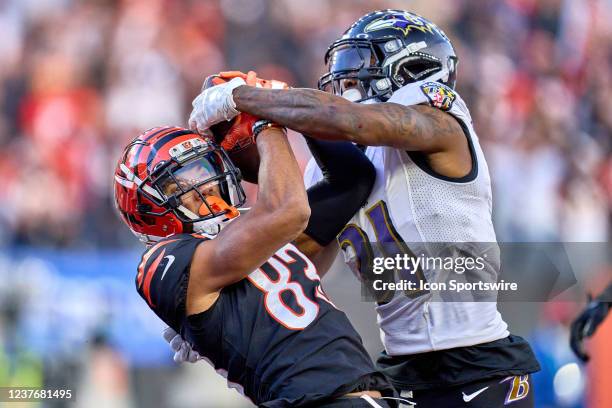 Cincinnati Bengals wide receiver Tyler Boyd battles with Baltimore Ravens safety Tony Jefferson to catch the football during a game between the...