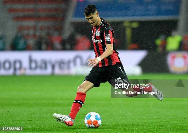 Ezequiel Palacios of Bayer 04 Leverkusen controls the ball during the Bundesliga match between Bayer 04 Leverkusen and SpVgg Greuther Fürth at...