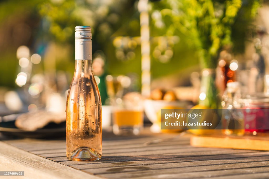 Fles koude roze wijn op midzomerdinerlijst