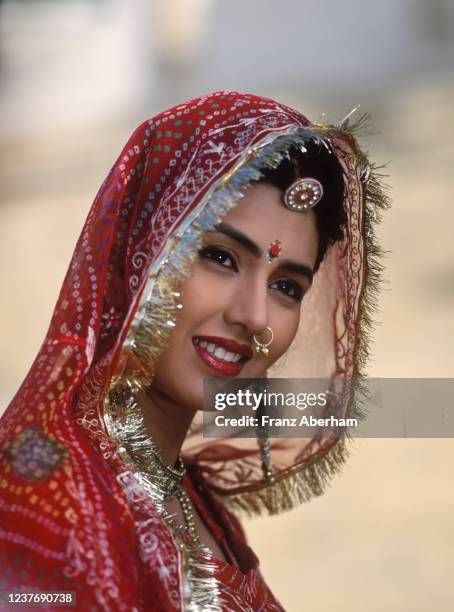 beautiful woman in sari, india - 1992 - fotografias e filmes do acervo