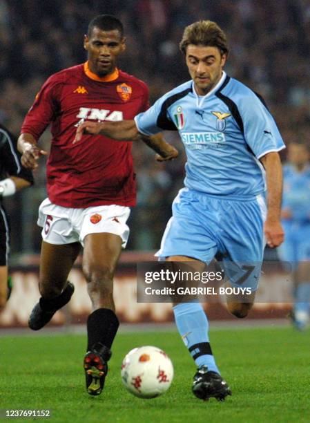 Lazio Rome's forward Javier Claudio Lopez fights for the ball with AS Roma defender Brazilian Aldair Nascimento 29 April 2001 during their Italian...