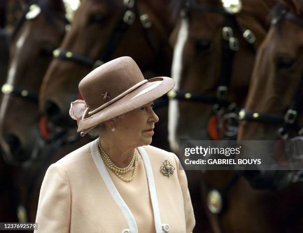 Britain's Queen Elizabeth II looks at the horses of the Republican Guard as she arrives at the Quirinal Palace, 16 October 2000 in Rome. The Queen...