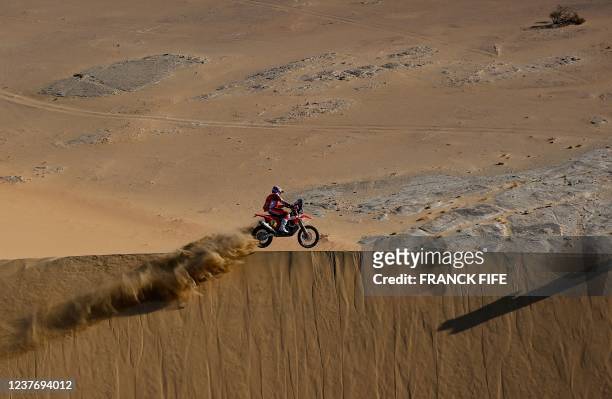 British biker Sam Sunderland powers his Ktm's during the Stage 11 of the Dakar 2022 around Bisha, Saudi Arabia, on January 13, 2022.