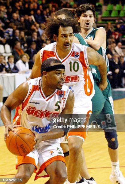 Le joueur américain de l'équipe de basket turque Melvin Booker tente de marquer un panier, protégé par son coequipier américain Joseph Blair sous les...