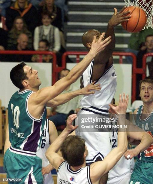 Le joueur de Gravelines, Gary Alexander, récupère le ballon au rebond après le tir manqué du Palois Didier Gadou , le 20 mars 1999 à Gravelines, lors...