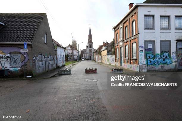 This photograph taken on January 7, 2022 shows abandoned houses in Doel near Antwerp. - The village of Doel is facing its final battle for survival...