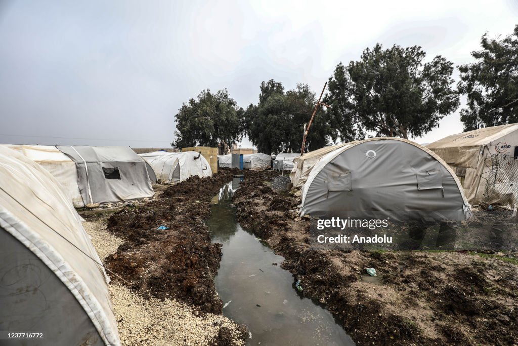 Sewage water threat to the health of settlers in camps in Idlib