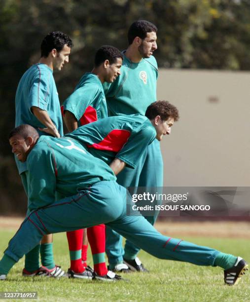 L'équipe nationale de football du Maroc s'échauffe, le 24 janvier 2002 à Segou, lors d'une séance d'entraînement avant la rencontre Burkina Faso -...