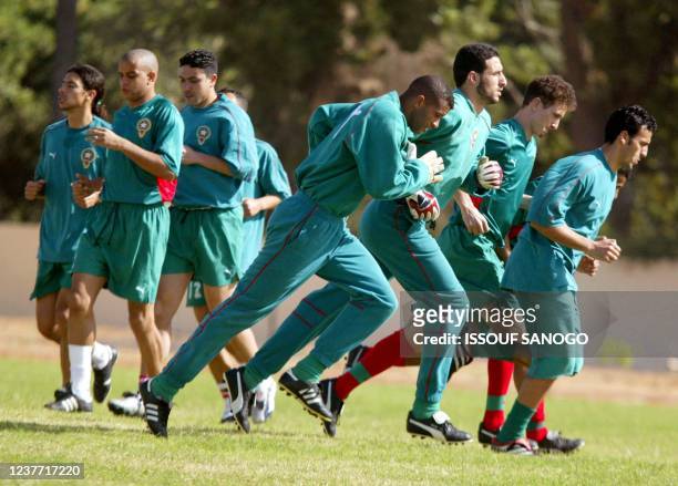 L'équipe nationale de football du Maroc s'échauffe, le 24 janvier 2002 à Segou, lors d'une séance d'entraînement avant la rencontre Burkina Faso -...