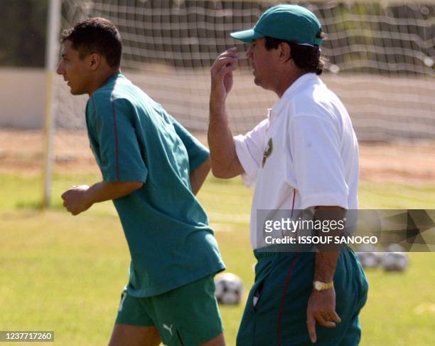 L'entraîneur l'équipe nationale de football du Maroc Humberto Coelho et le joueur Gharib Amzine s'échauffent, le 24 janvier 2002 à Segou, lors d'une...