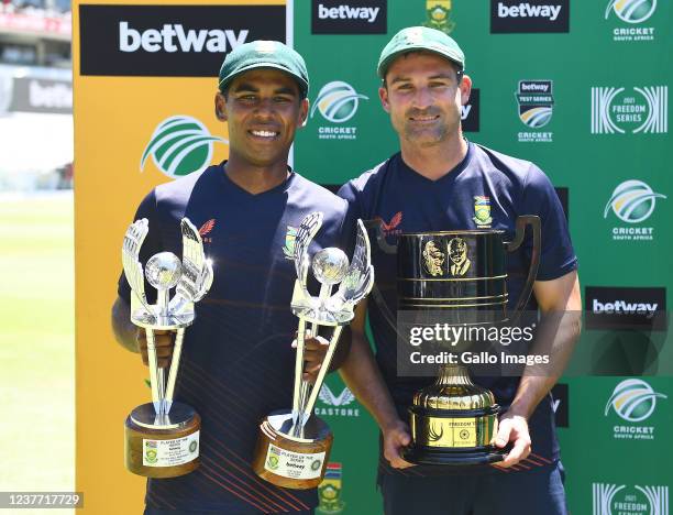 Keegan Peterson pose the Man of the Match and the Series trophies and Dean Elgar of South Africa with the Freedom trophy during day 4 of the 3rd...