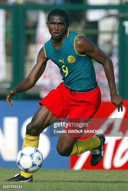 Cameroon's forward Samuel Eto'o Fils controls the ball 04 February 2002 in Sikasso, during the soccer match against Egypt for the African Nations...