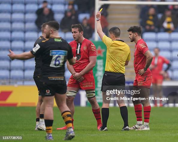 Toulouse's Anthony Jelonch receives a yellow card from referee Chris  News Photo - Getty Images