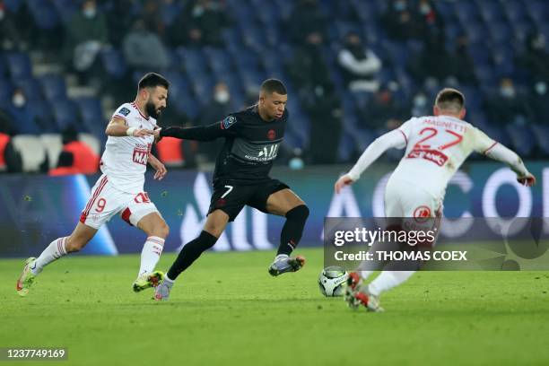 Brest's French midfielder Franck Honorat , Brest's French midfielder Hugo Magnetti and Paris Saint-Germain's French forward Kylian Mbappe fight for...