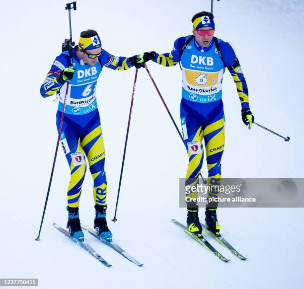 January 2022, Bavaria, Ruhpolding: Biathlon: World Cup, relay 4 x 7.5 km in Chiemgau Arena, men. Bogdan Tsymbal from Ukraine changes to Anton...