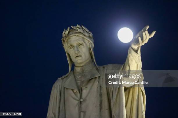 The statue of the poet Dante, in the square in Naples, seems to play with the full moon.