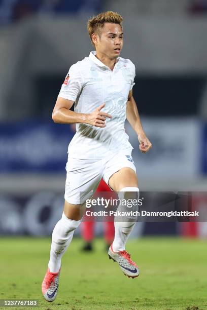 Theerathon Bunmathan of Buriram United in action during the Thai League 1 match between Chiangmai United and Buriram United at 700th Anniversary...