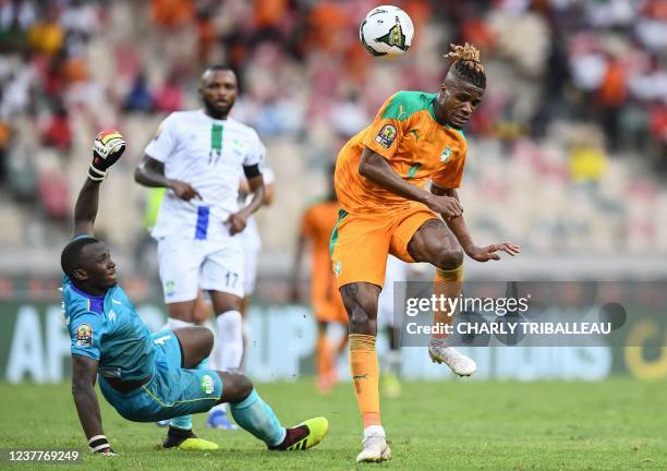 Ivory Coast's forward Wilfred Zaha makes an unsuccessful attempt at goal as Sierra Leone's goalkeeper Mohamed Nbalie Kamara reacts during the Group E...