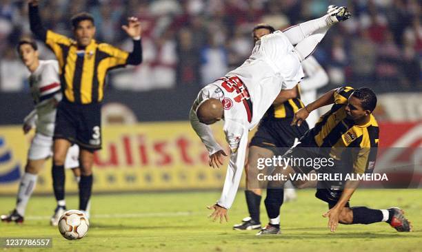 Gabriel del equipo brasileño de Sao Paulo es derribado por Luis Boada del equipo venezolano Deportivo Táchira, durante un partido disputado el 19 de...