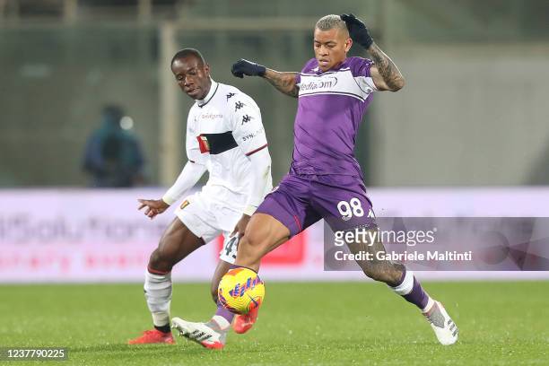 Igor of ACF Fiorentina battles for the ball with Kelvin Yeboah of Genoa CFC during the Serie A match between ACF Fiorentina and Genoa CFC at Stadio...
