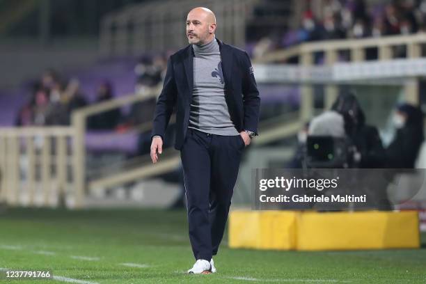 Vincenzo Italiano manager of ACF Fiorentina shouts instructions to his players during the Serie A match between ACF Fiorentina and Genoa CFC at...