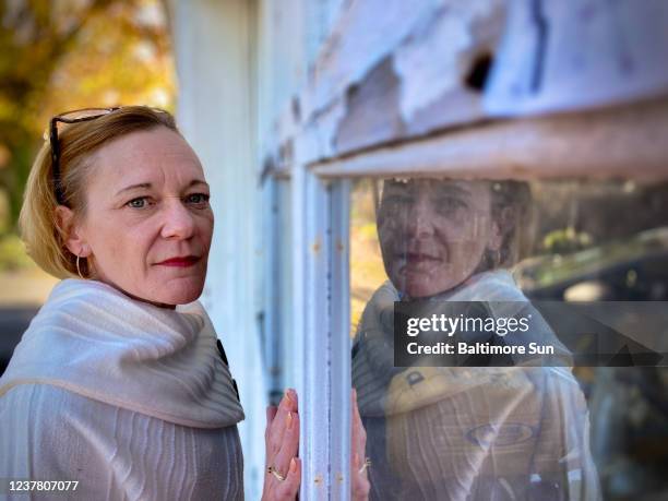 Mirando hacia el orificio de una bala que pasÃ³ zumbando junto a ella y golpeÃ³ la puerta de un garaje estÃ¡ Jean Kenney Combs, que vive al otro lado...