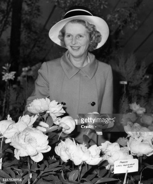 Photo datée de mai 1971 de Margaret Thatcher, ministre de l'éducation, lors d'une exposition florale à Chelsea en Angleterre. Picture dated May 1971...