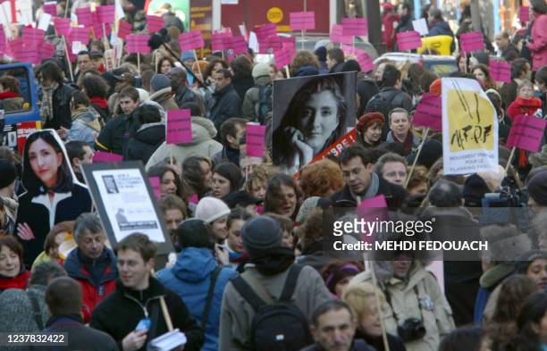 Des personnes défilent, le 06 mars 2005 à Paris, lors de la manifestation pour les femmes à l'appel du mouvement "Ni putes ni soumises" et du...