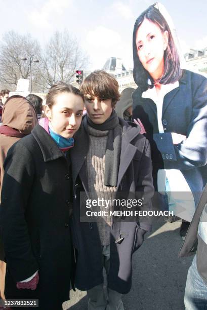 Les enfants d'Ingrid Betancourt, Mélanie et Diego, défilent, le 06 mars 2005 à Paris, lors de la manifestation pour les femmes à l'appel du mouvement...