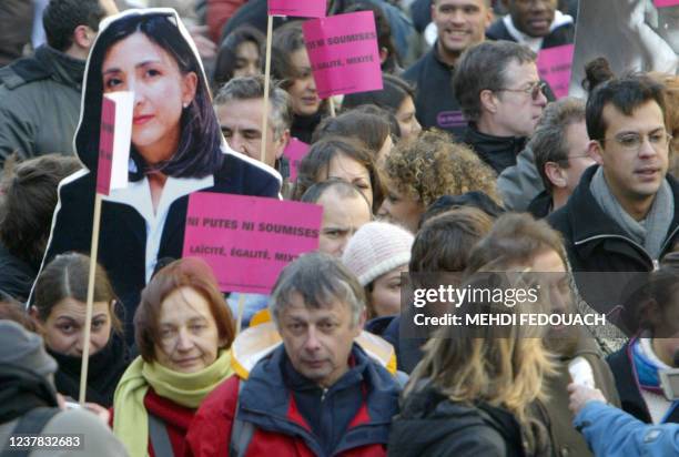 Des personnes défilent, le 06 mars 2005 à Paris, lors de la manifestation pour les femmes à l'appel du mouvement "Ni putes ni soumises" et du...