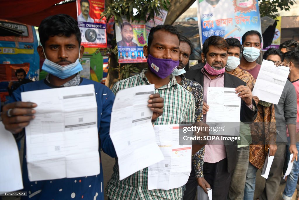 Queue Delivery Drivers Public transport drivers and workers standing in a queue display ...