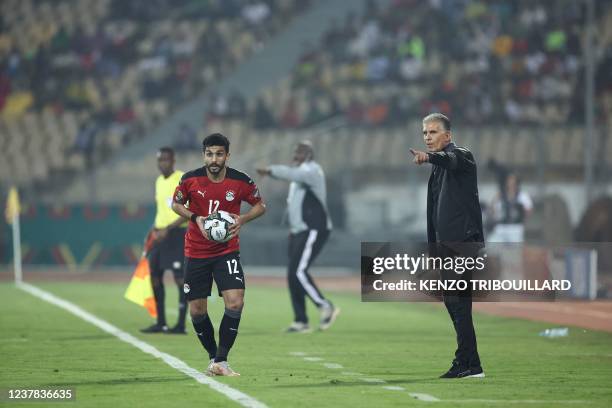 Egypt's Portuguese head coach Carlos Queiroz gives instructions to his players next to Egypt's defender Ayman Ashraf during the Group D Africa Cup of...