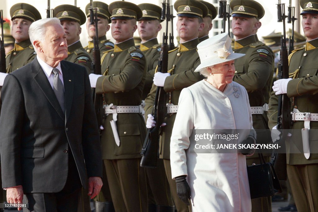 LITHUANIA-BRITAIN-ADAMKUS-QUEEN