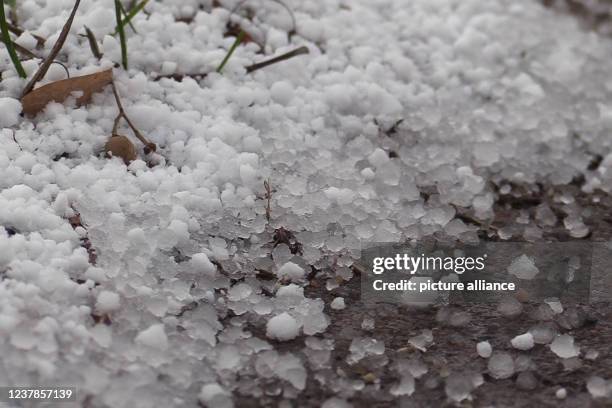 Dpatop - 20 January 2022, Hamburg: Snow grains lie on the roadside. In the afternoon, heavy snow and sleet showers fell over the Hamburg city area....