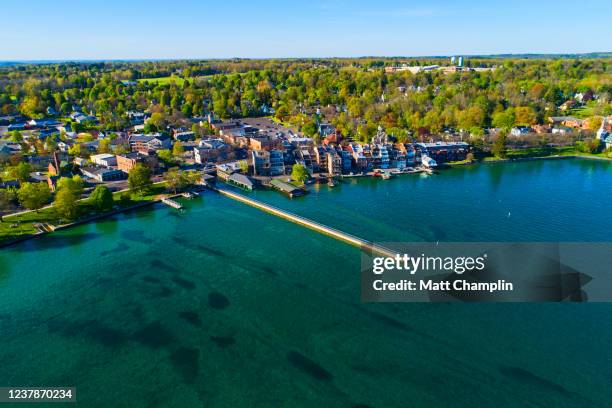aerial of pristine blue skaneateles lake and village - 斯加內特爾湖 個照片及圖片檔