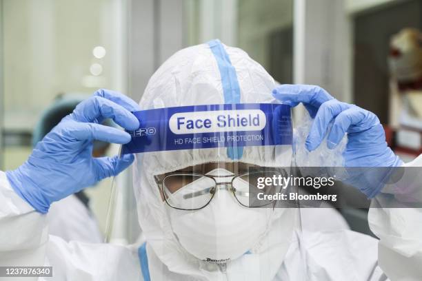 Lab Face Shield Photos and Premium High Res Pictures - Getty Images