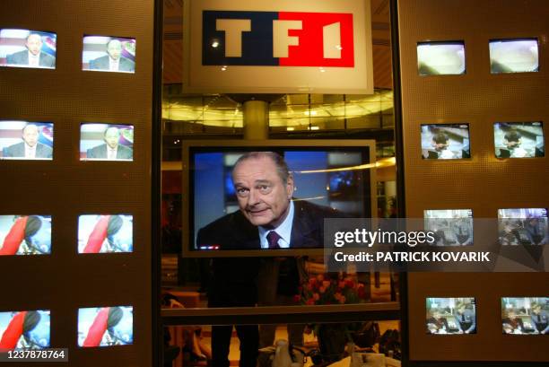 L'image du président de la République Jacques Chirac apparaît sur les écrans de contrôle du plateau du journal de 20h00 de TF1, dont il est l'invité,...