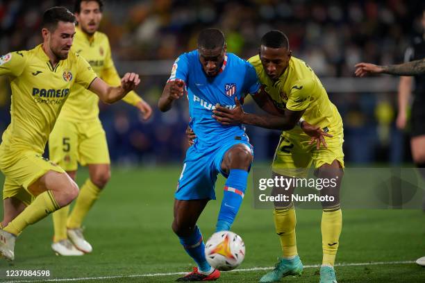 Geoffrey Kondogbia of Atletico Madrid and Pervis Estupiñan of Villarreal compete for the ball during the La Liga Santader match between Villarreal CF...