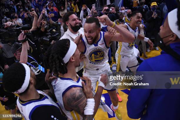 Stephen Curry and the Golden State Warriors celebrate after winning the game against the Houston Rockets on January 21, 2022 at Chase Center in San...