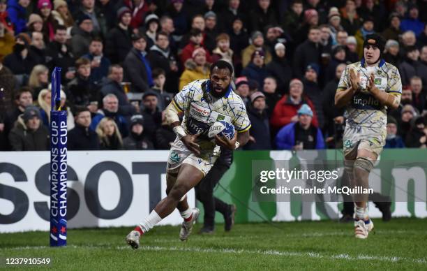 Alivereti Raka of Clermont scores a try during the Heineken Champions Cup match between Ulster Rugby and ASM Clermont Auvergne at Kingspan Stadium on...